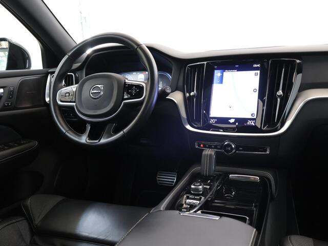 Volvo V60 2.0 T8 Recharge AWD R-Design | Panoramadak | Trekhaak Elekt. wegklapbaar | Elek. verstelbare stoelen + Geheugen | HarmanKardon | Head-Up |