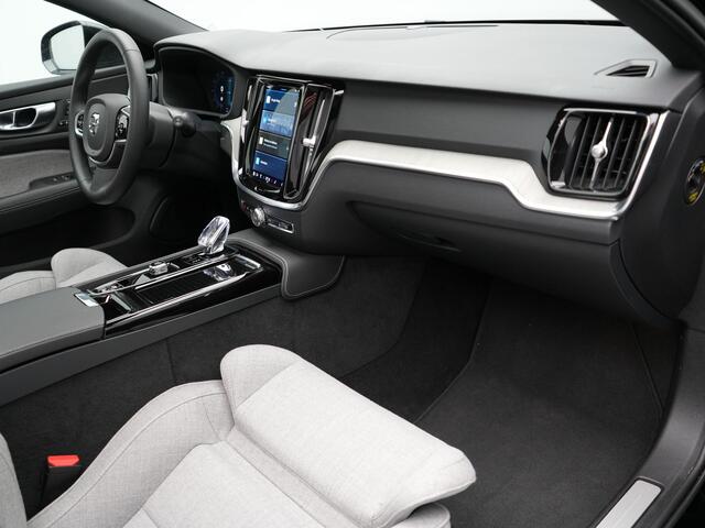 Volvo V60 T8 Plug-in hybrid AWD Plus Dark PHEV | Panodak | Trekhaak af Fabriek | Adaptive Cruise | Tailored Wool Sportstoelen Memory | 360 Camera | 19"L.M | Google Maps | Keyless |