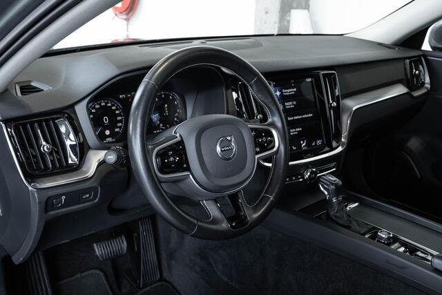 Volvo V60 T4 Automaat Momentum Pro | Panoramadak | Adaptive cruise control | Parkeerverwarming | BLIS | Parkeersensoren voor + achter | Stoelverwarming | 19'' Lichtmetalen velgen | Dealeronderhouden | Navigatie