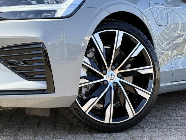 Volvo V60 2.0 T8 Plug-in hybrid AWD Plus Dark | Panorama Schuifdak | Harman/Kardon | Sportstoelen | Google | Stuur + Stoelverwarming |