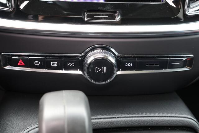 Volvo V60 T6 Recharge AWD Inscription Expression - Panorama/schuifdak - Parkeercamera achter - Parkeersensoren voor & achter - Cruise control - Extra getint glas - 18' LMV