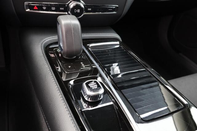 Volvo V60 T6 Recharge AWD Inscription Expression - Panorama/schuifdak - Parkeercamera achter - Parkeersensoren voor & achter - Cruise control - Extra getint glas - 18' LMV