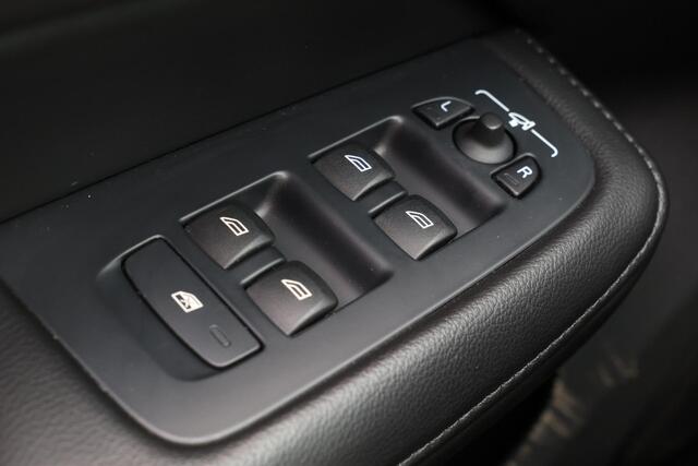 Volvo V60 T6 Recharge AWD Inscription Expression - Panorama/schuifdak - Parkeercamera achter - Parkeersensoren voor & achter - Cruise control - Extra getint glas - 18' LMV