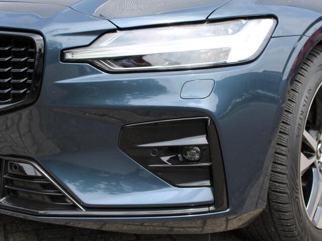 Volvo V60 2.0 B3 Plus Dark Automaat / Panoramadak / Trekhaak / Harman Kardon audio / 360* camera / Adaptieve cruise control / Verwarmd voorruit