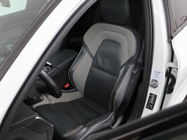 Volvo V60 2.0 T6 Recharge AWD R Design | Panoramadak | Trekhaak | Stoel & stuurverwarming | Carplay | Navigatie | Full LED