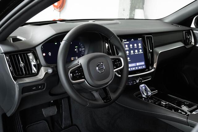 Volvo V60 2.0 T6 Plug-in hybrid AWD Plus Dark | Direct Beschikbaar | Schuif/Kantel Panoramadak | Head-Up Display | 360º Visual Park Parkeercamera | Harman Kardon Premium Audio |