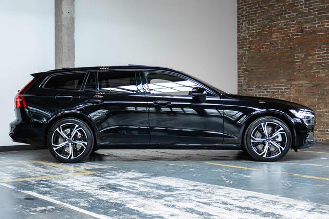 Volvo V60 2.0 T6 Plug-in hybrid AWD Plus Dark | Direct Beschikbaar | Schuif/Kantel Panoramadak | Head-Up Display | 360º Visual Park Parkeercamera | Harman Kardon Premium Audio |