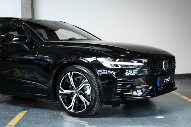Volvo V60 2.0 T6 Plug-in hybrid AWD Plus Dark | Direct Beschikbaar | Schuif/Kantel Panoramadak | Head-Up Display | 360º Visual Park Parkeercamera | Harman Kardon Premium Audio |