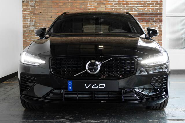 Volvo V60 2.0 T6 Plug-in hybrid AWD Plus Dark | Direct Beschikbaar | Schuif/Kantel Panoramadak | Head-Up Display | 360º Visual Park Parkeercamera | Harman Kardon Premium Audio |