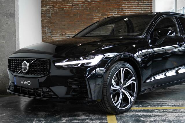 Volvo V60 2.0 T6 Plug-in hybrid AWD Plus Dark | Direct Beschikbaar | Schuif/Kantel Panoramadak | Head-Up Display | 360º Visual Park Parkeercamera | Harman Kardon Premium Audio |