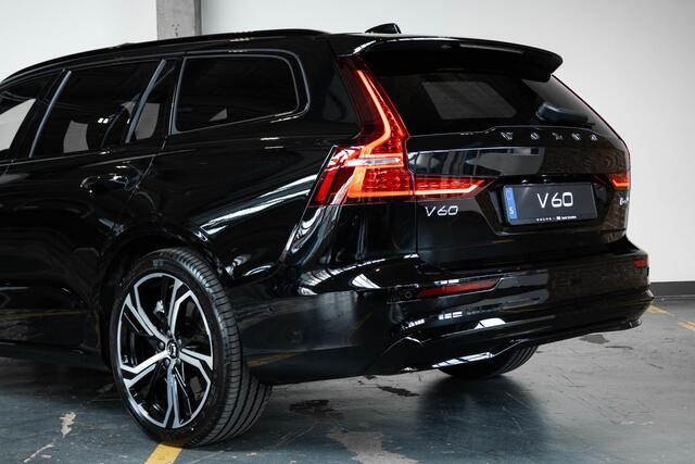 Volvo V60 2.0 T6 Plug-in hybrid AWD Plus Dark | Direct Beschikbaar | Schuif/Kantel Panoramadak | Head-Up Display | 360º Visual Park Parkeercamera | Harman Kardon Premium Audio |