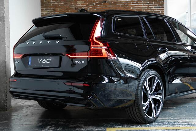 Volvo V60 2.0 T6 Plug-in hybrid AWD Plus Dark | Direct Beschikbaar | Schuif/Kantel Panoramadak | Head-Up Display | 360º Visual Park Parkeercamera | Harman Kardon Premium Audio |