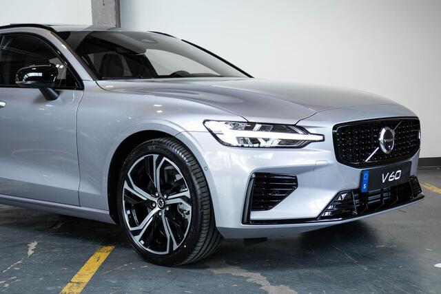 Volvo V60 2.0 T6 Plug-in hybrid AWD Plus Dark | Schuif/Kantel Panoramadak | Harman Kardon Premium Audio | 360º Visual Park Camera | 19" Lichtmetalen Wielen | Head-Up Display |
