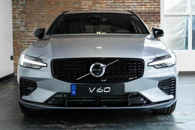Volvo V60 2.0 T6 Plug-in hybrid AWD Plus Dark | Schuif/Kantel Panoramadak | Harman Kardon Premium Audio | 360º Visual Park Camera | 19" Lichtmetalen Wielen | Head-Up Display |