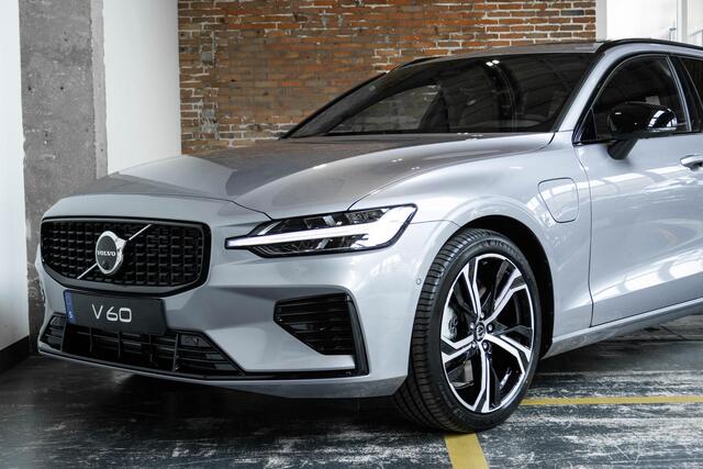 Volvo V60 2.0 T6 Plug-in hybrid AWD Plus Dark | Schuif/Kantel Panoramadak | Harman Kardon Premium Audio | 360º Visual Park Camera | 19" Lichtmetalen Wielen | Head-Up Display |