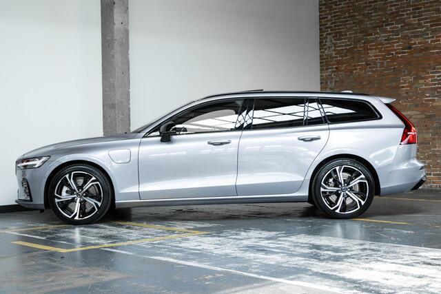Volvo V60 2.0 T6 Plug-in hybrid AWD Plus Dark | Schuif/Kantel Panoramadak | Harman Kardon Premium Audio | 360º Visual Park Camera | 19" Lichtmetalen Wielen | Head-Up Display |