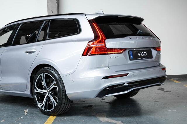 Volvo V60 2.0 T6 Plug-in hybrid AWD Plus Dark | Schuif/Kantel Panoramadak | Harman Kardon Premium Audio | 360º Visual Park Camera | 19" Lichtmetalen Wielen | Head-Up Display |