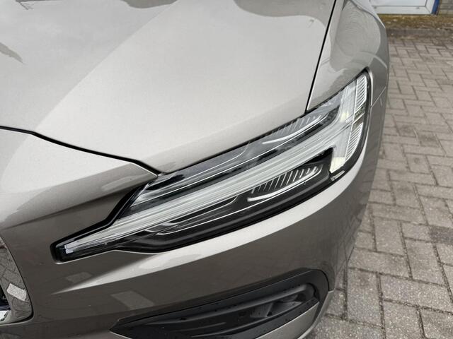 Volvo V60 2.0 T4 Momentum Pro | Schuif-/ kanteldak | Stoelverwarming voor + achter| Stuurwielverwarming| Adaptieve Cruise Control met Pilot Assist|