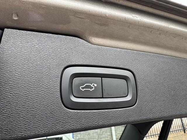 Volvo V60 2.0 T4 Momentum Pro | Schuif-/ kanteldak | Stoelverwarming voor + achter| Stuurwielverwarming| Adaptieve Cruise Control met Pilot Assist|