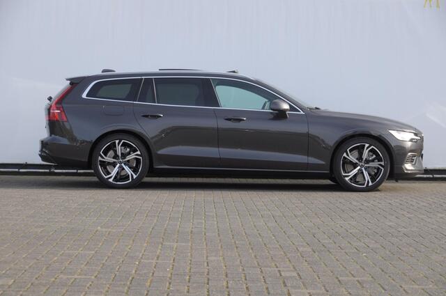 Volvo V60 T6 350PK Automaat Plug-in hybrid AWD Ultra Bright DEMO Roy Long range / Head-up display / Harman Kardon audio / Panoramadak / BLIS / Elektrisch bedienbare voorstoelen / Memory seats / Verwarmbare stoelen / Keyless entry /