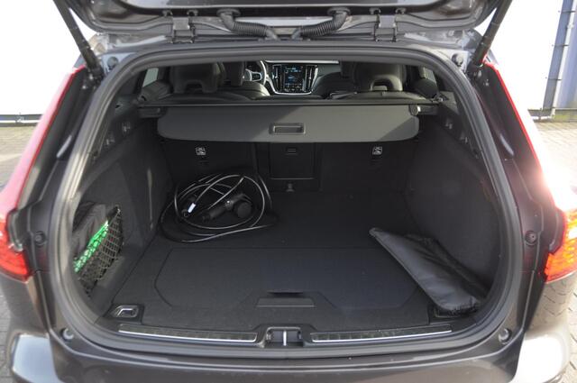 Volvo V60 T6 350PK Automaat Plug-in hybrid AWD Ultra Bright DEMO Roy Long range / Head-up display / Harman Kardon audio / Panoramadak / BLIS / Elektrisch bedienbare voorstoelen / Memory seats / Verwarmbare stoelen / Keyless entry /