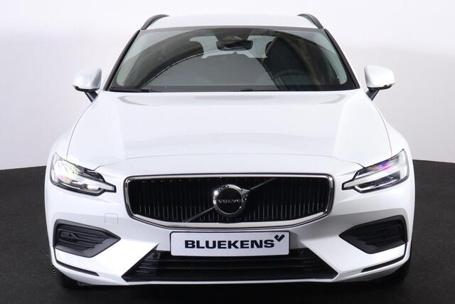 Volvo V60 B3 Core - IntelliSafe Assist & Surround - Parkeercamera achter - Verwarmde voorstoelen, stuur & achterbank - Parkeersensoren voor & achter - Draadloze tel. lader - Extra getint glas - 18' LMV - Elektrisch bedienbare achterklep - Keyless drive