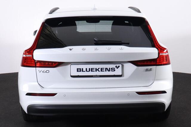 Volvo V60 B3 Core - IntelliSafe Assist & Surround - Parkeercamera achter - Verwarmde voorstoelen, stuur & achterbank - Parkeersensoren voor & achter - Draadloze tel. lader - Extra getint glas - 18' LMV - Elektrisch bedienbare achterklep - Keyless drive