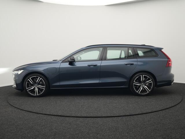 Volvo V60 T6 Recharge AWD R-Design Plug In Hybrid 340pk Dealer O.H. PHEV | Sportstoelen Verwarmd | Trekhaak af Fabriek | Pilot Assit | Apple Carplay | Adaptive Cruise | 360 Camera | Navigatie | DAB | Virtual |