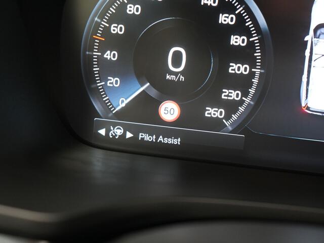 Volvo V60 T6 Recharge AWD R-Design Plug In Hybrid 340pk Dealer O.H. PHEV | Sportstoelen Verwarmd | Trekhaak af Fabriek | Pilot Assit | Apple Carplay | Adaptive Cruise | 360 Camera | Navigatie | DAB | Virtual |