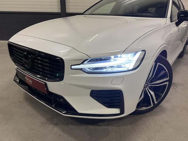 Volvo V60 T6 Recharge AWD R-Design PANO/TREKHAAK/HEAD-UP/MEMORY/NAPPA-LEER+VENTILATIE/360CAMERA/H&K/19"/ACC/PILOT-ASSIST/KEYLESS/PRIVACY/CRYSTAL WIT PARELMOER MET BLACK-PACK/NET OH BEURT GEHAD BIJ VOLVO