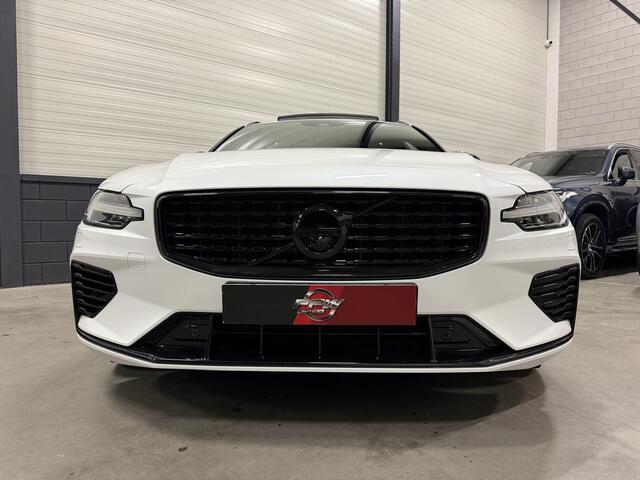 Volvo V60 T6 Recharge AWD R-Design PANO/TREKHAAK/HEAD-UP/MEMORY/NAPPA-LEER+VENTILATIE/360CAMERA/H&K/19"/ACC/PILOT-ASSIST/KEYLESS/PRIVACY/CRYSTAL WIT PARELMOER MET BLACK-PACK/NET OH BEURT GEHAD BIJ VOLVO