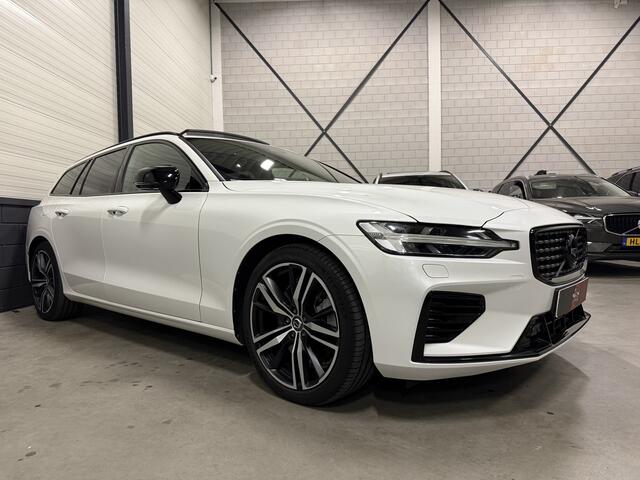 Volvo V60 T6 Recharge AWD R-Design PANO/TREKHAAK/HEAD-UP/MEMORY/NAPPA-LEER+VENTILATIE/360CAMERA/H&K/19"/ACC/PILOT-ASSIST/KEYLESS/PRIVACY/CRYSTAL WIT PARELMOER MET BLACK-PACK/NET OH BEURT GEHAD BIJ VOLVO