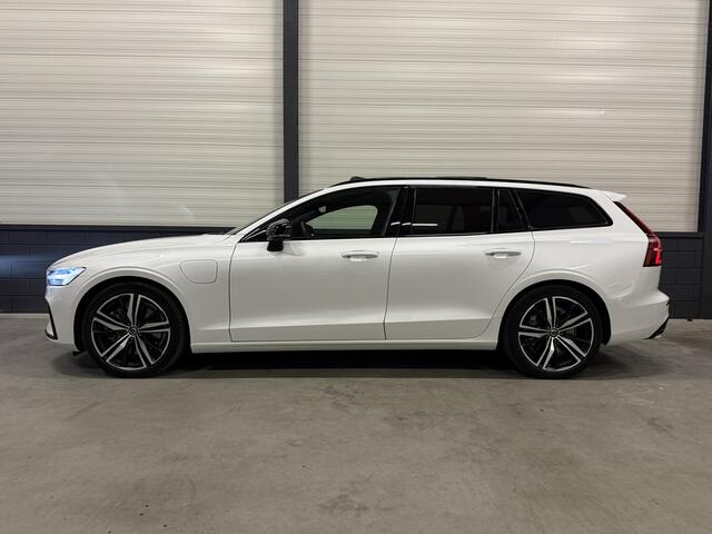 Volvo V60 T6 Recharge AWD R-Design PANO/TREKHAAK/HEAD-UP/MEMORY/NAPPA-LEER+VENTILATIE/360CAMERA/H&K/19"/ACC/PILOT-ASSIST/KEYLESS/PRIVACY/CRYSTAL WIT PARELMOER MET BLACK-PACK/NET OH BEURT GEHAD BIJ VOLVO