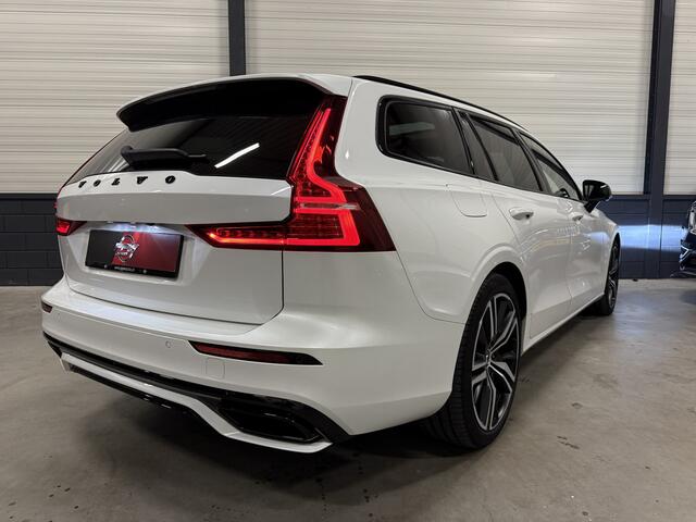 Volvo V60 T6 Recharge AWD R-Design PANO/TREKHAAK/HEAD-UP/MEMORY/NAPPA-LEER+VENTILATIE/360CAMERA/H&K/19"/ACC/PILOT-ASSIST/KEYLESS/PRIVACY/CRYSTAL WIT PARELMOER MET BLACK-PACK/NET OH BEURT GEHAD BIJ VOLVO