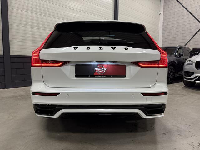 Volvo V60 T6 Recharge AWD R-Design PANO/TREKHAAK/HEAD-UP/MEMORY/NAPPA-LEER+VENTILATIE/360CAMERA/H&K/19"/ACC/PILOT-ASSIST/KEYLESS/PRIVACY/CRYSTAL WIT PARELMOER MET BLACK-PACK/NET OH BEURT GEHAD BIJ VOLVO