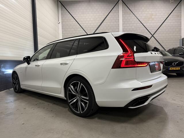 Volvo V60 T6 Recharge AWD R-Design PANO/TREKHAAK/HEAD-UP/MEMORY/NAPPA-LEER+VENTILATIE/360CAMERA/H&K/19"/ACC/PILOT-ASSIST/KEYLESS/PRIVACY/CRYSTAL WIT PARELMOER MET BLACK-PACK/NET OH BEURT GEHAD BIJ VOLVO