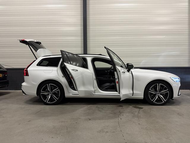 Volvo V60 T6 Recharge AWD R-Design PANO/TREKHAAK/HEAD-UP/MEMORY/NAPPA-LEER+VENTILATIE/360CAMERA/H&K/19"/ACC/PILOT-ASSIST/KEYLESS/PRIVACY/CRYSTAL WIT PARELMOER MET BLACK-PACK/NET OH BEURT GEHAD BIJ VOLVO