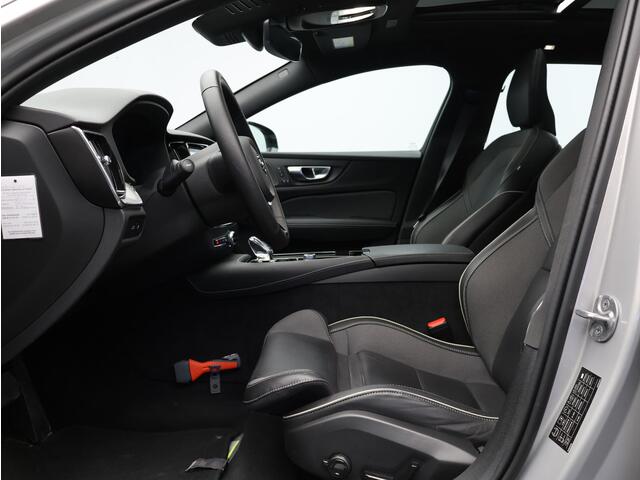 Volvo V60 T6 AWD Plug-in hybrid Plus Dark / Trekhaak / Pan. dak / 360 camera / Stoel+stuur+voorruit+achterbankverwarming