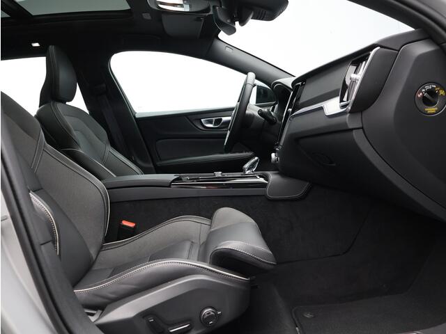 Volvo V60 T6 AWD Plug-in hybrid Plus Dark / Trekhaak / Pan. dak / 360 camera / Stoel+stuur+voorruit+achterbankverwarming