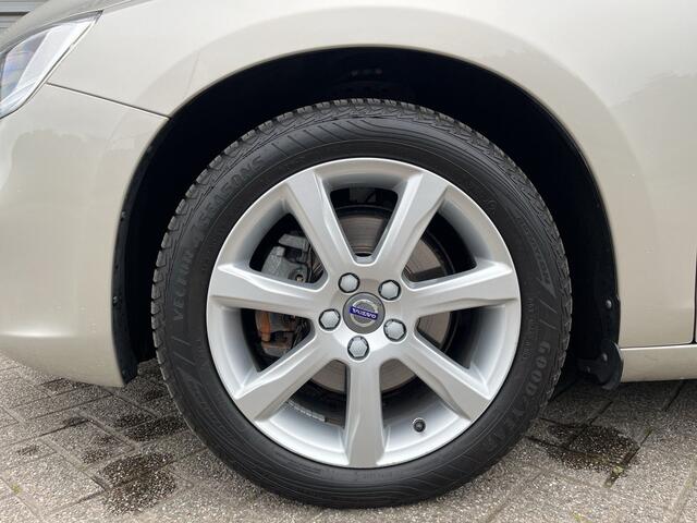 Volvo V60 T3 150PK Automaat Polar+ | Blis | Trekhaak | Schuifdak | Verwarmbaar stuurwiel | H&K | Camera