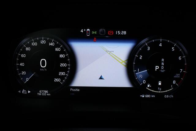 Volvo V60 B3 Mild Hybrid Momentum Advantage | Lederen Bekleding | Adaptieve Cruise Control Met Pilot Assist | Stuurverwarming | Stoelverwarming | Parkeersensoren Voor & Achter | Achteruitrijcamera | DAB+| Apple CarPlay/Android Auto | 17" Lichtmetalen Velgen | Conne