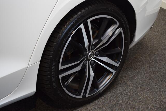 Volvo V60 2.0 T6 341pk AUT8 Twin Engine AWD R-Design Trekhaak 2000kg/ Adap. cruise/ Massage stoel/ Camera