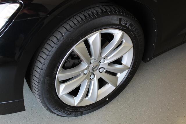 Volvo V60 2.0 D4 Momentum | NL-AUTO+N.A.P! | 191PK | STOEL-VERW | NAVI | WEGKL-TRHAAK | 17'LMV | LED |