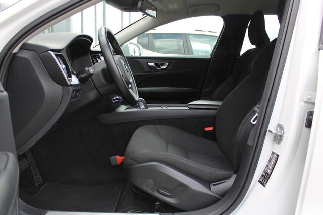 Volvo V60 B3 Automaat Momentum Advantage | Cruise Control | AppleCarplay/Android Auto | PDC achter | 17" LMV