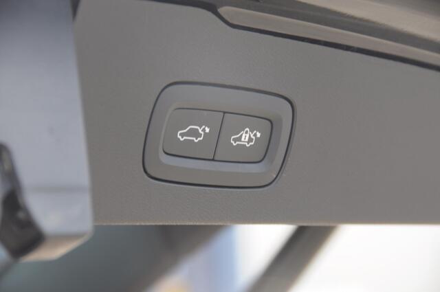 Volvo V60 T6 350PK Automaat AWD Plus Dark / Adaptive cruise control / Elektrische stoelen / Harman Kardon audio / Trekhaak / Pilot assist / BLIS / Stoel en stuur verwarming / Elektrische achterklep / Parkeersensoren met 360 camera / Google infotainment