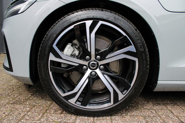 Volvo V60 2.0 T6 Plug-in hybrid AWD Plus Dark | H/K | BLIS | Leder | Pilot Assist | Navigatie