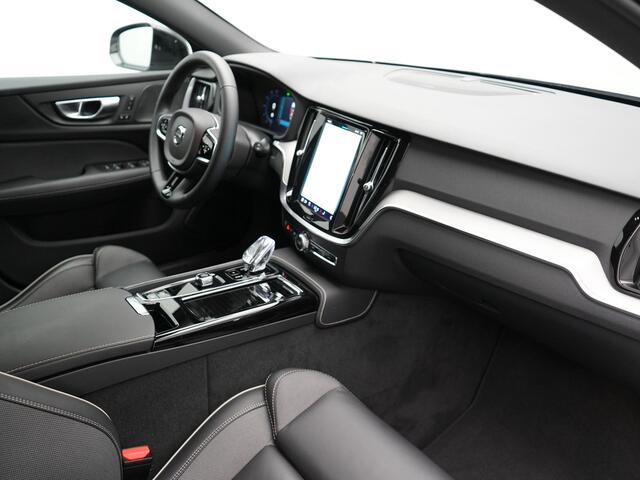 Volvo V60 T8 Plug-in hybrid AWD Plus Dark Plug in Hybrid 455pk Dealer O.H. PHEV | Adaptive Cruise | 360 Camera | Lederen Sportstoelen Memory & Verwarmd | Harman Kardon | Pilot Assist | Google Assistent | Apple Carplay | Keyless | Google Maps | Virtual | DAB