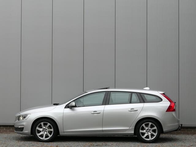 Volvo V60 T2 AUT Polar+ Dynamic 12 MND garantie Schuifdak / DAB+ / Sportleer / Trekhaak
