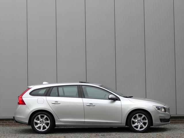Volvo V60 T2 AUT Polar+ Dynamic 12 MND garantie Schuifdak / DAB+ / Sportleer / Trekhaak