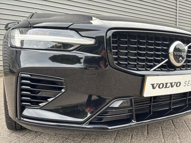 Volvo V60 2.0 T6 Plug-in hybrid AWD Plus Dark / Panorama-dak / Rondom zicht camera / Elektr. inklapbare trekhaak / Elektr. voorstoelen met geheugen /